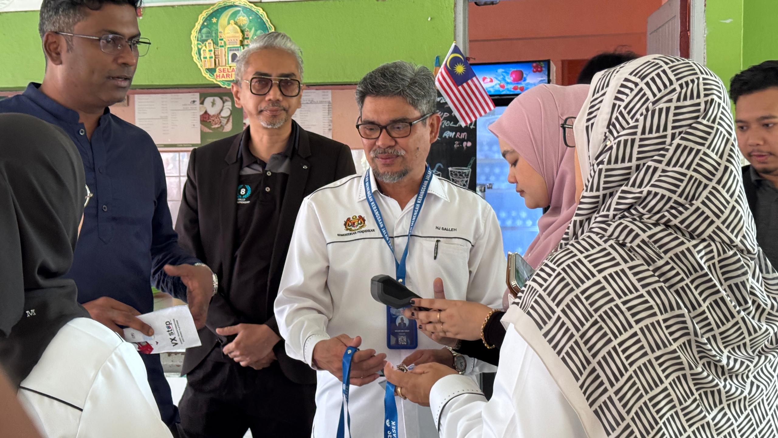 Majlis Pelancaran Tanpa Tunai (Cashless) dan Penyerahan Peranti POS Tanpa Tunai (Cashless) di SMK Jalan Tasek, Ipoh.